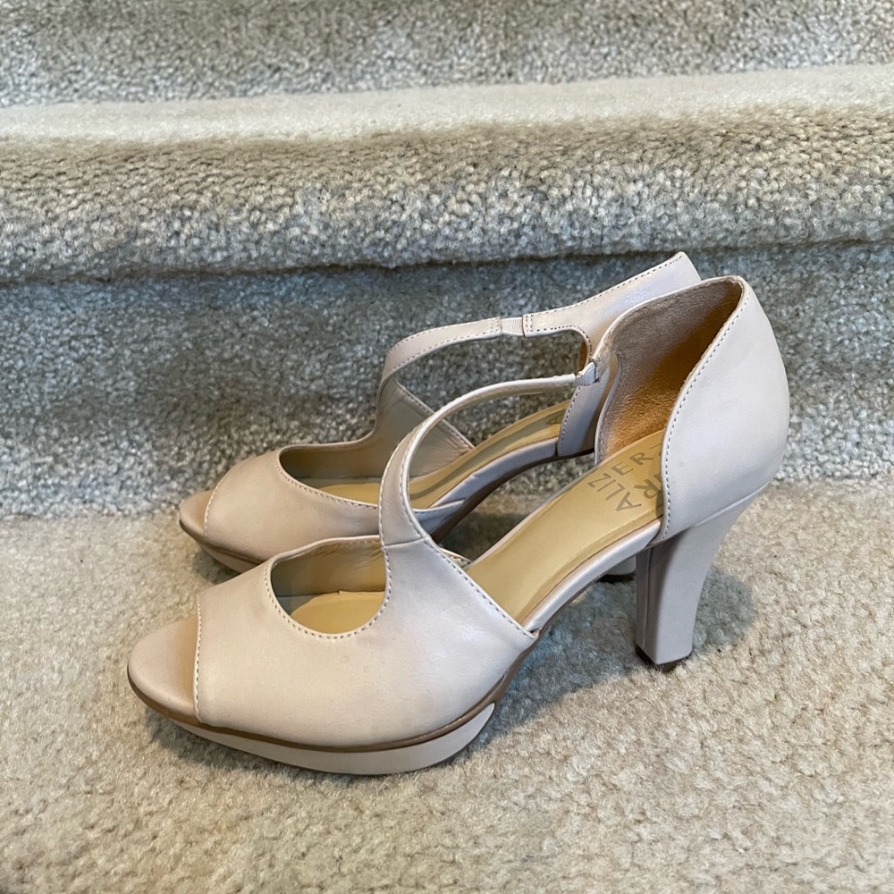 Naturalizer Heels - Picture 4 of 5